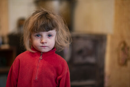 Ein kleines ukrainisches Mädchen mit traurigem Blick