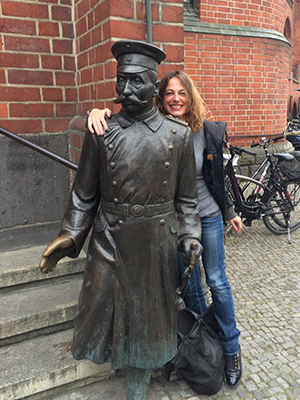 Anne Duffour ist glücklich in ihrer neuen Heimat Berlin. Hier mit dem Hauptmann von Köpenick bei ihrer Erstanmeldung in Deutschland.