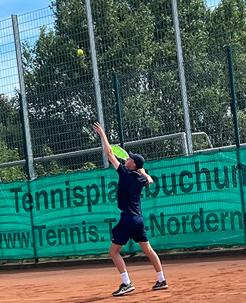 Einen großen Teil seiner Freizeit verbringt Jan auf dem Tennisplatz –sowohl als Spieler, als auch als Trainer im Kinder- und Jugendbereich