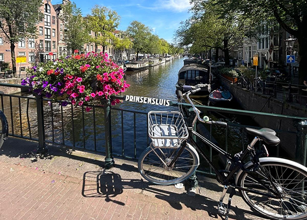 Mit dem Fahrrad lässt sich Amsterdam besonders gut entdecken. Auf die Fähre nach Amsterdam-Noord kann man Fahrräder problemlos mitnehmen.