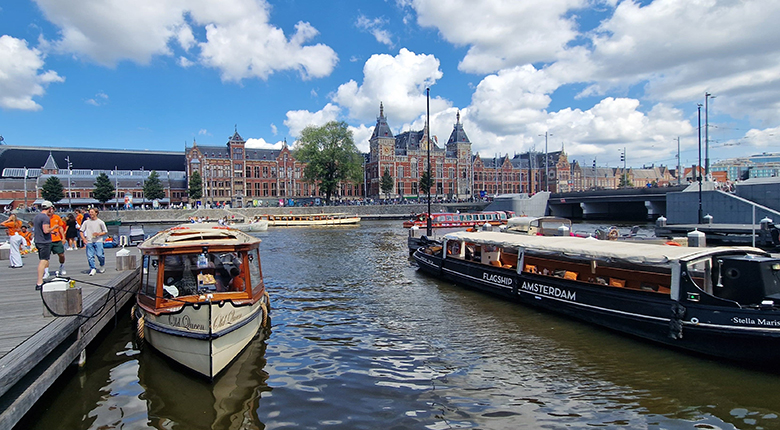 Die meisten Grachtenfahrten starten direkt an den Stegen vor dem Bahnhof „Amsterdam Centraal“.