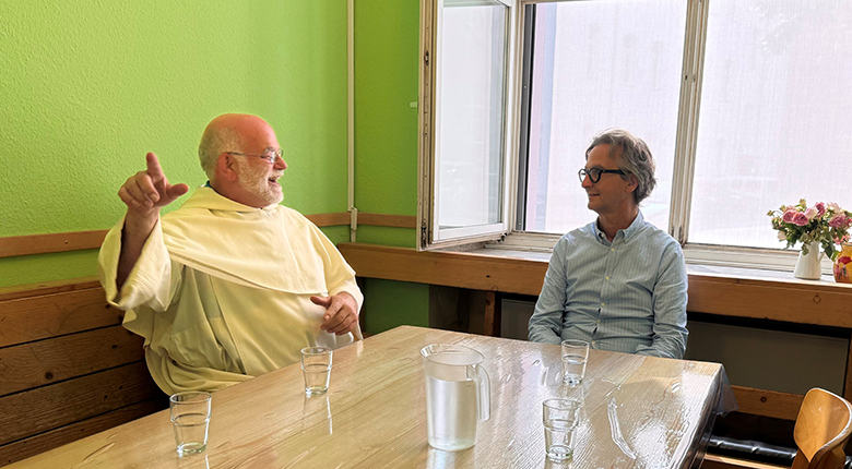 Alexander Bohrer (rechts) im Gespräch mit Pater Wolfgang Sieffert