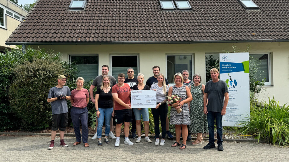 Das Team aus Gifhorn und Wolfsburg bei der Spendenübergabe draußen vor einem Haus