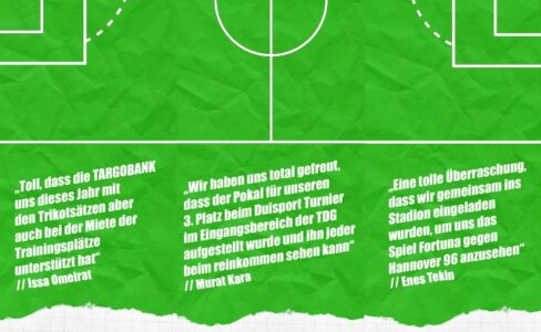 Ein Fußballfeld in grün mit drei Zitaten davon drei Spieler aus der Fußballmannschaft. 