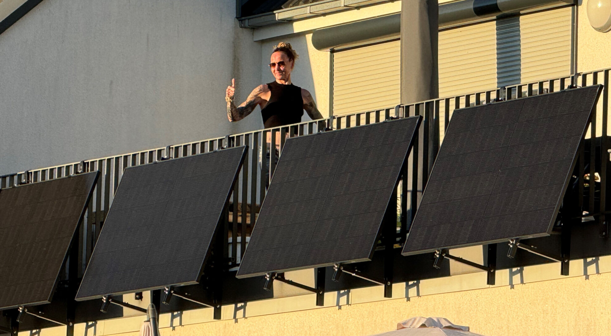 Corina Dubberstein (Senior Kundenberaterin) aus Leverkusen zeigt uns glücklich ihr Balkonkraftwerk - Daumen hoch für die Aktion