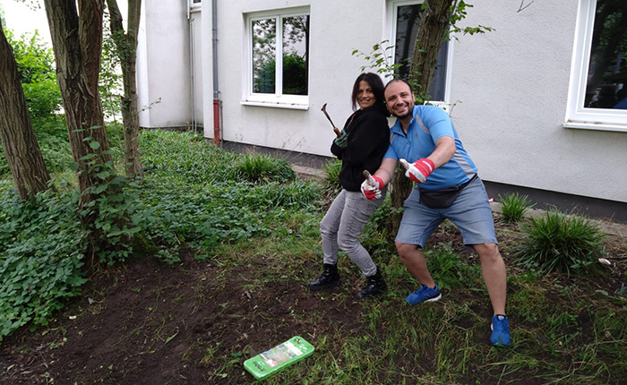 Zwei Koellg*innen bei Arbeiten draußen