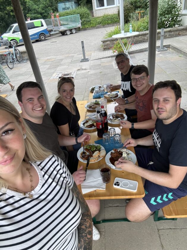 Die Köche in Ausbildung beim CJD in Gifhorn und Wolfsburg haben als Dankeschön für die Mitarbeitenden der TARGOBANK lecker gegrillt