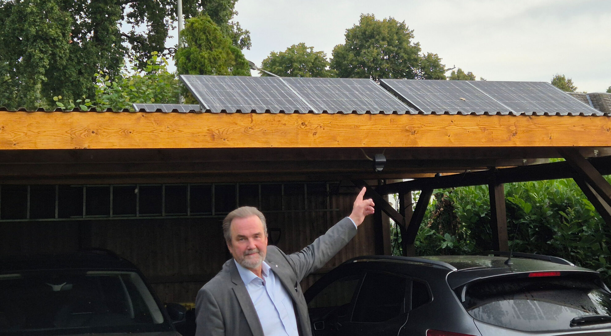 Unsere Kollege Norbert Heinrich (Works Council Representative) aus dem BR Vorsitz Nord zeigt auf sein neues Balkonkraftwerk