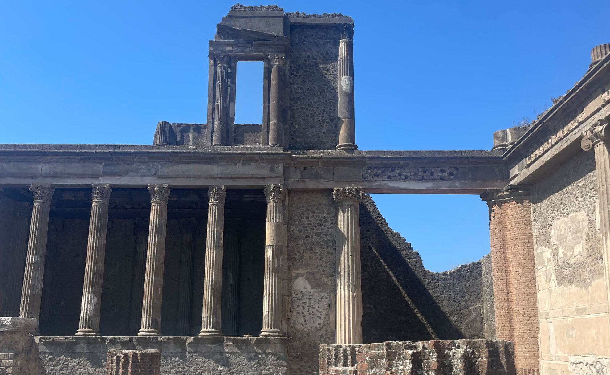 Bild von einem zerstörten Gebäude im Pompeji