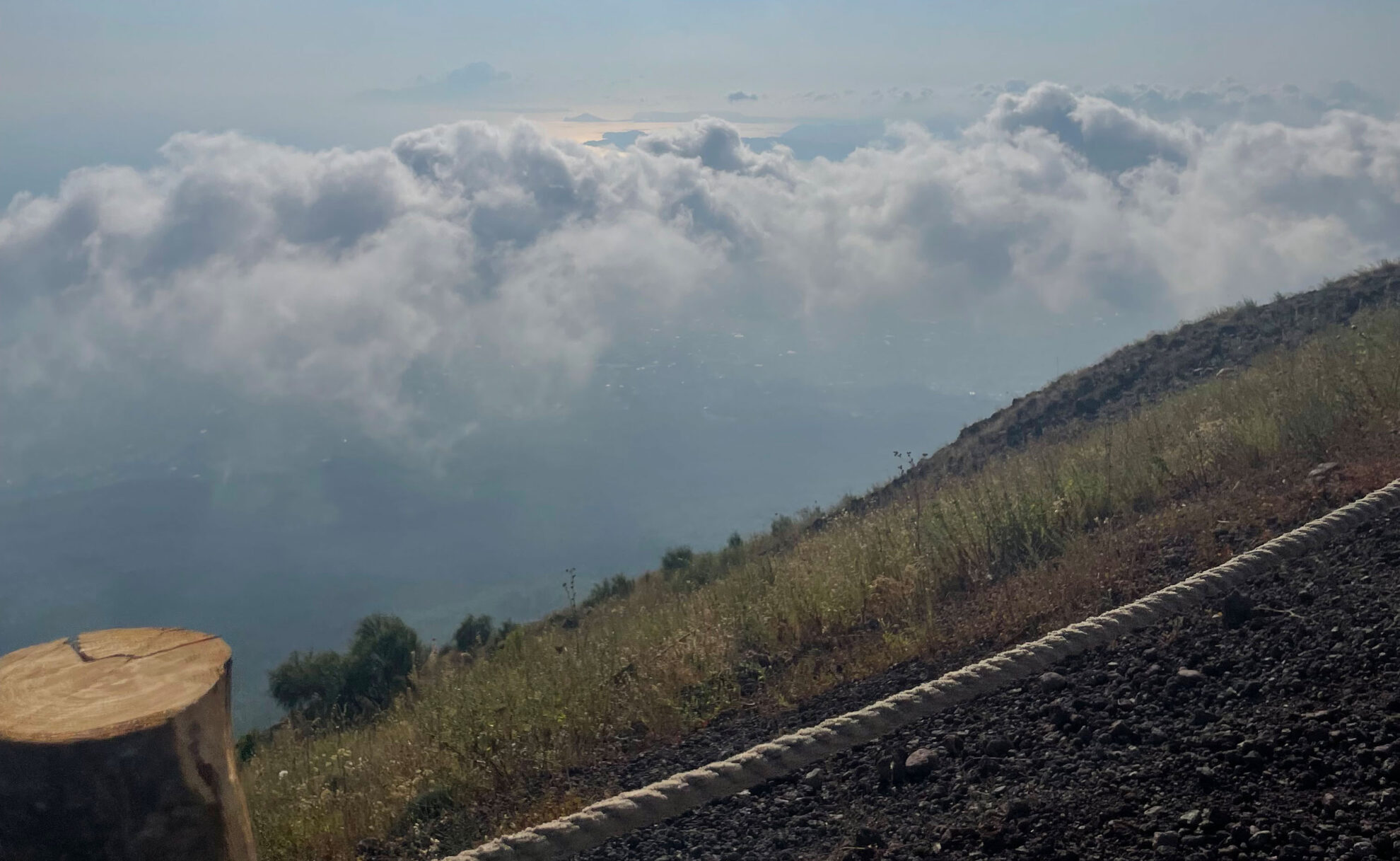 Spitze des Kraters auf der Höhe von Wolken