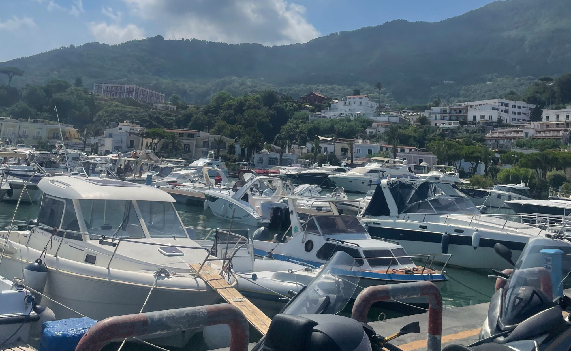 Boote im Hafen von Ischia