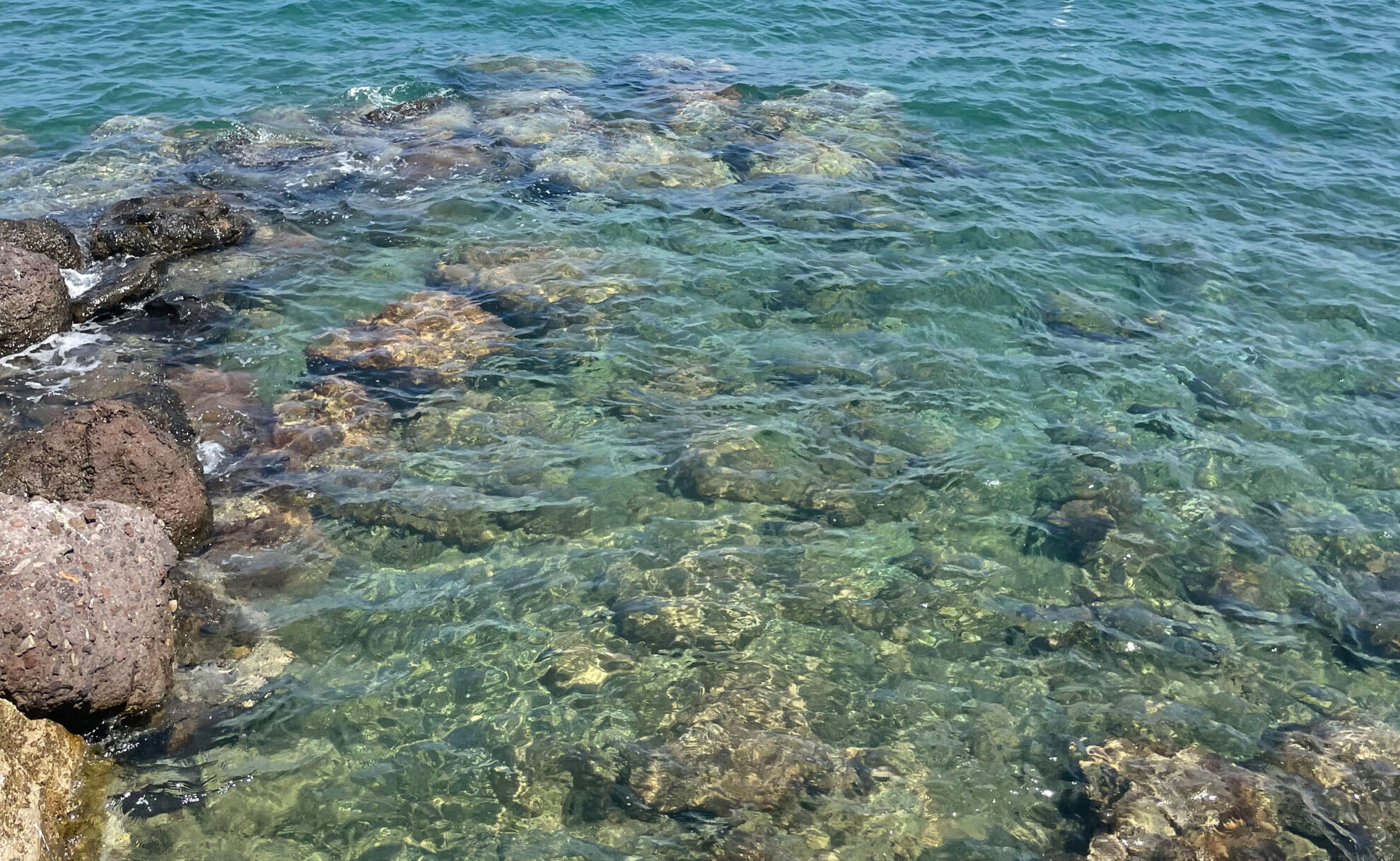 Kleine Bucht mit schönem blauen Wasser