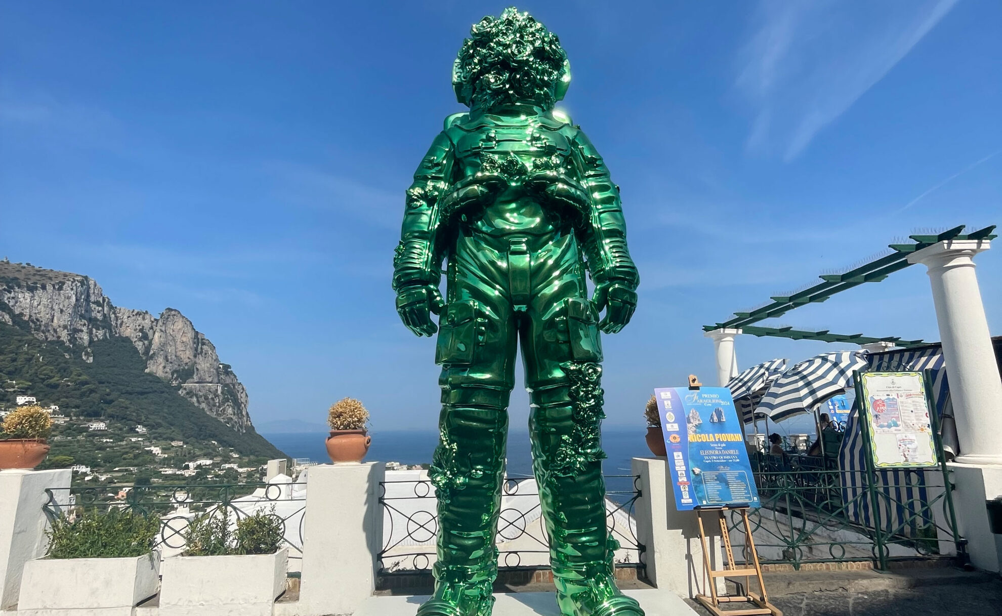 Grüne Skulptur Spaceman Shiny