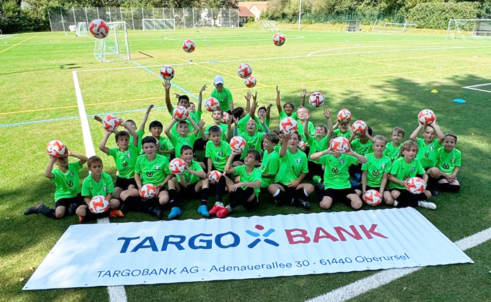 Die TARGOBANK hat Bälle für das Sommerferien-Fußballcamp gesponsert