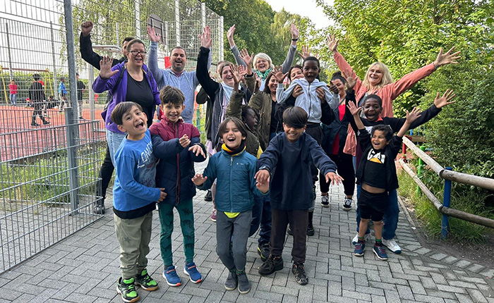 Das Team im fröhlichen Gruppenbild mit den Kindern