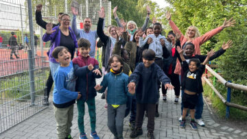 fröhliches Gruppenbild des Teams mit Kindern