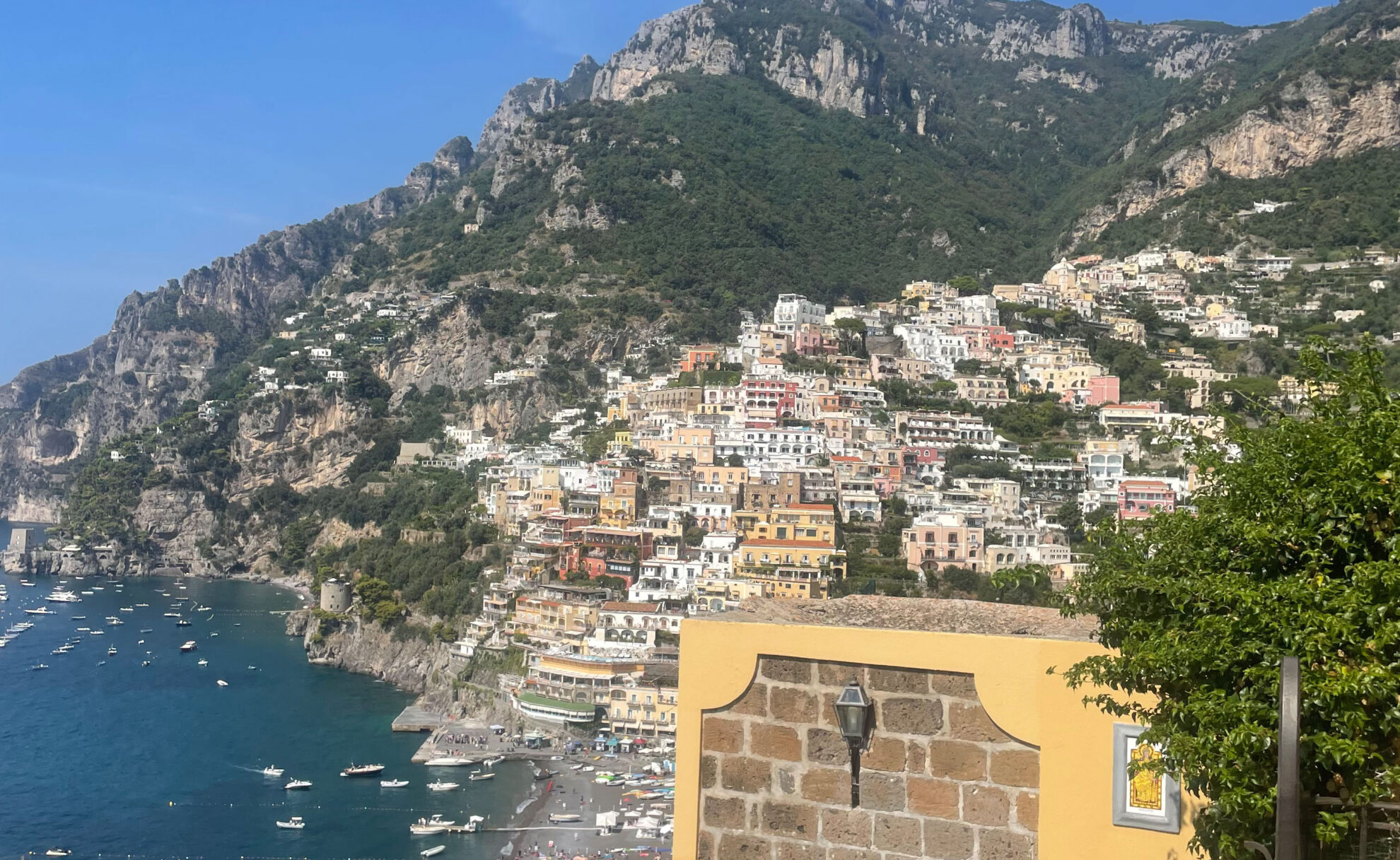 Blick auf die vielen Häuser im Berg von Positano