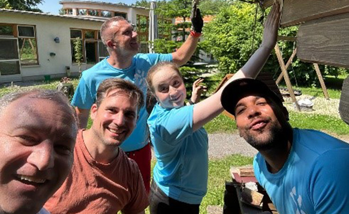 Gruppenbild des Teams bei Arbeiten and der Hütte