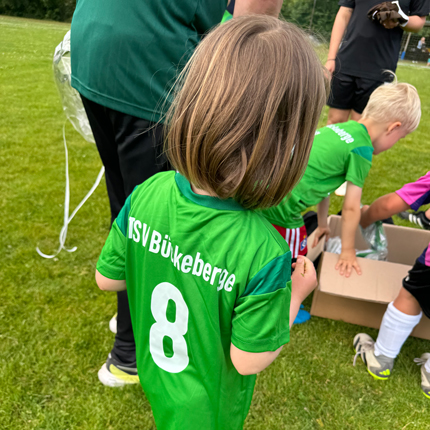 Die Feldspieler sind mit Trikots in fröhlichem Froschgrün ausgestattet worden