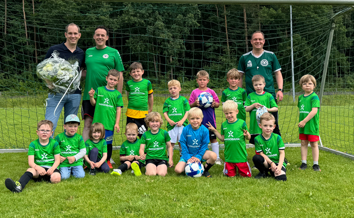 Gelungene Überraschung beim Sommerfest des TSV Eintracht Bückeberge: Die TARGOBANK sponserte eine neue Ausstattung für die G-Jugend