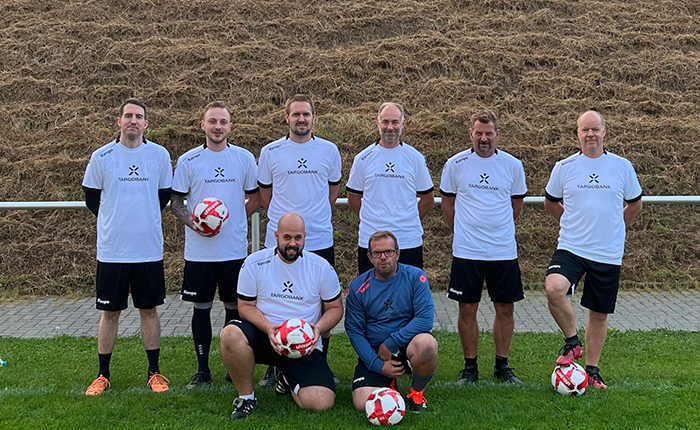 Die Alte-Herren-Mannschaft des FC GW Etzweiler trainiert und spielt ab sofort in TARGOBANK Trikots