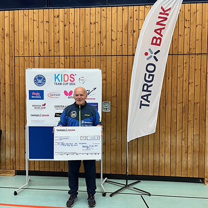 Erhard Mindermann, Jugendtrainer und Organisator des Kids Team Cups freut sich über die großzügige Spende der TARGOBANK.