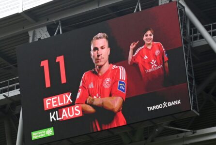 Fortuna Spieler Felix Klaus auf der Anzeigetafel im Fortuna Stadion und ein Kind der Gehörlosenschule. 