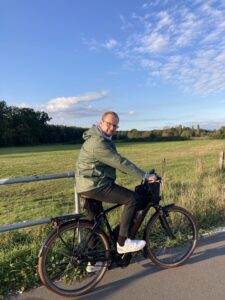 Thomas auf dem Fahrrad mit einer schönen Landschaft