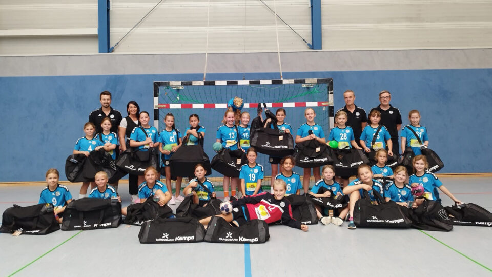 Die Handballerinnen der JSG Weserbergland haben vom Cluster Hannover der TARGOBANK Vermögensberatung neue Handballtaschen bekommen