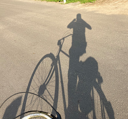 Der Schatten von Thomas auf dem Fahrrad