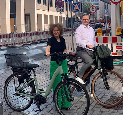 Nelly und Thomas mit Fahrrädern in der Innenstand