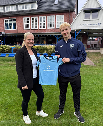 Targobankerin Stefanie Stoll mit Trainer Keanu Marks bei der Übergabe der Trikots