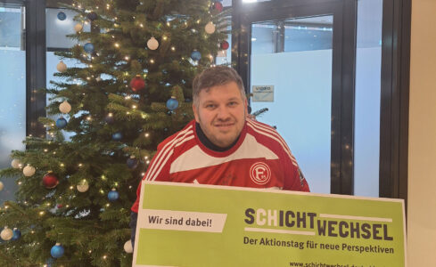 Philipp Spix mit seinem Geschenk: ein Trikot mit Originalunterschriften der Spieler von Fortuna Düsseldorf.