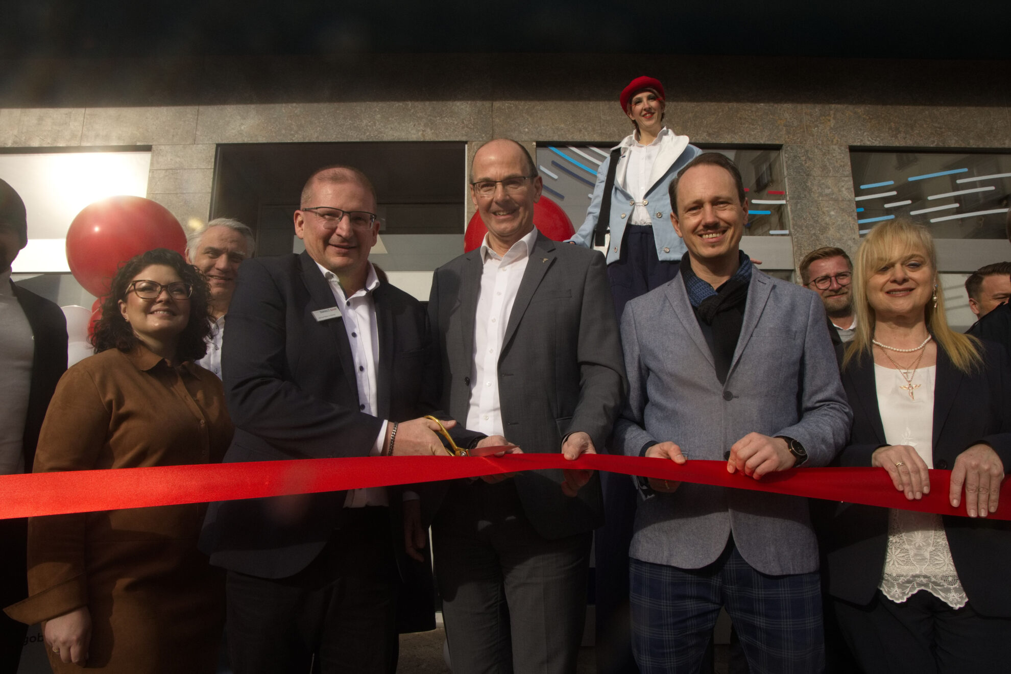 Willkommen in Biberach, Beratungsbüroleiter Michael Myers-Schleinitz (zweiter von links) beim Durchschneiden des Eröffnungsbandes mit Oberbürgermeister Ralf Miller (dritter von links)