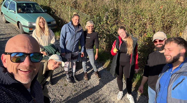 Das Team der Filiale Kassel betätigte sich als ehrenamtliche Landschaftsgärtner für den NABU.