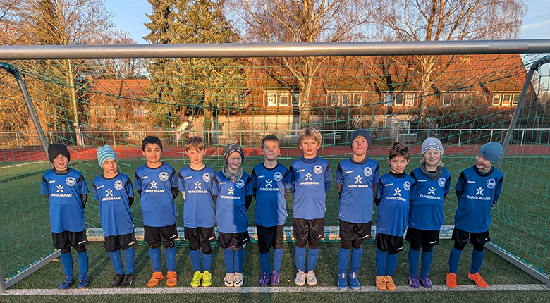 Präsentieren stolz ihre neuen Trikots: die Nachwuchs-Fußballer des SSC Hagen-Ahrensburg