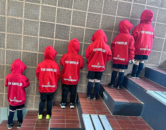 Coole Kids: Die Filiale Steintor aus Hannover sponserte Hoodies und Parkas für den einheitlichen Auftritt der U6-Mannschaft des TSV Havelse