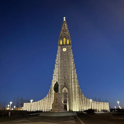 Besonders eindrucksvoll in der Nacht: die Hallgrimskirkja