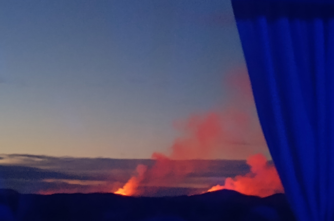 Auf dem Bustransfer zum Flughafen konnte man die Lava in der Dunkelheit gut erkennen.