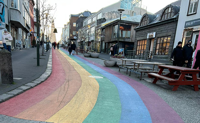 Die „Skolavördustigur“: Der Regenbogen wurde 2015 im Rahmen des Reykjavik Pride Festivals angebracht.