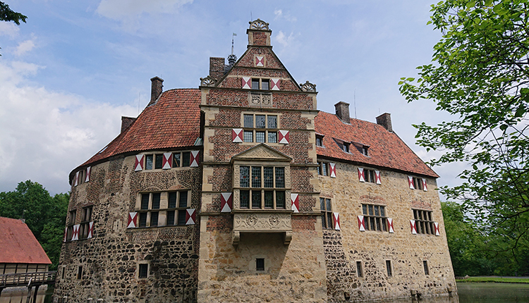 Burg Hülshoff ist eine der vielen Wasserburgen im Münsterland vor den Toren der Stadt