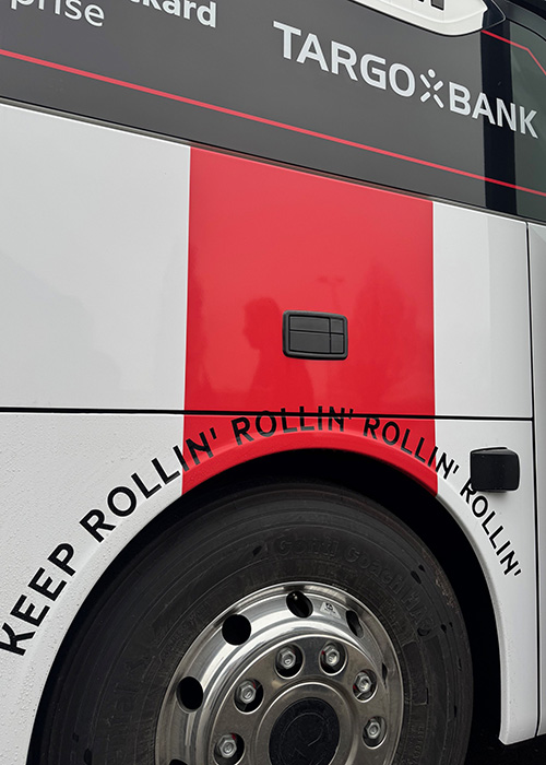 Reifen des neuen Fortuna Mannschaftsbus.