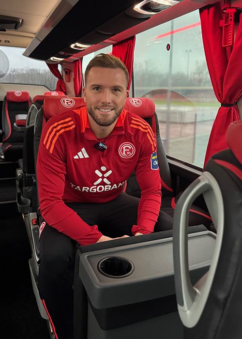 Ein Spieler der Profifußballmannschaft der Fortuna sitz in dem Neuen Mannschaftbus.