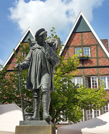 Münster ist eine Hansestadt und das Münsterland sehr ländlich. Deshalb brachten früher die Kiepenkerle als umherziehende Händler die Waren in ihrem Korb (der Kiepe) von Hof zu Hof. Heute übrigens wieder vermehrt bei Junggesellenabschieden zu sehen.