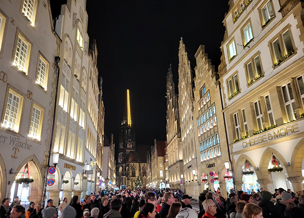 Zur Weihnachtszeit zieht es besonders viele Tourist*innen nach Münster um z.B. die beleuchtete Himmelsleiter an der Lambertikirche zu bestaunen