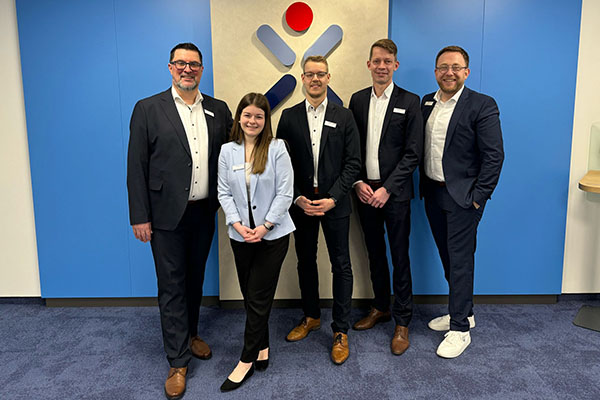 Gruppenbild mit 5 Personen im Beratungsbüro Northeim. Sascha Watteler mit seinem Northeimer Team und Björn Wendland, Vertriebsdirektor Hannover (rechts).