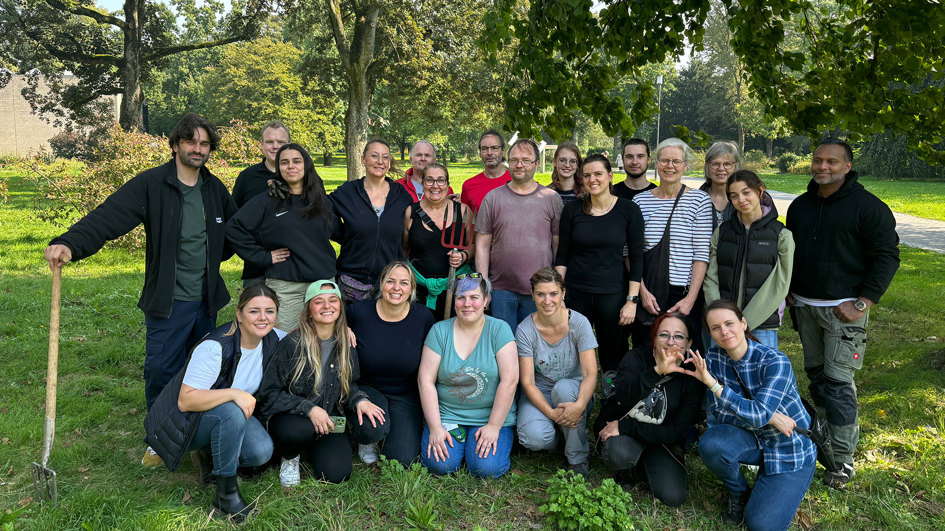 Mitarbeitende des Kundenservice bei ihrer Pflanzaktion im Kantpark Duisburg