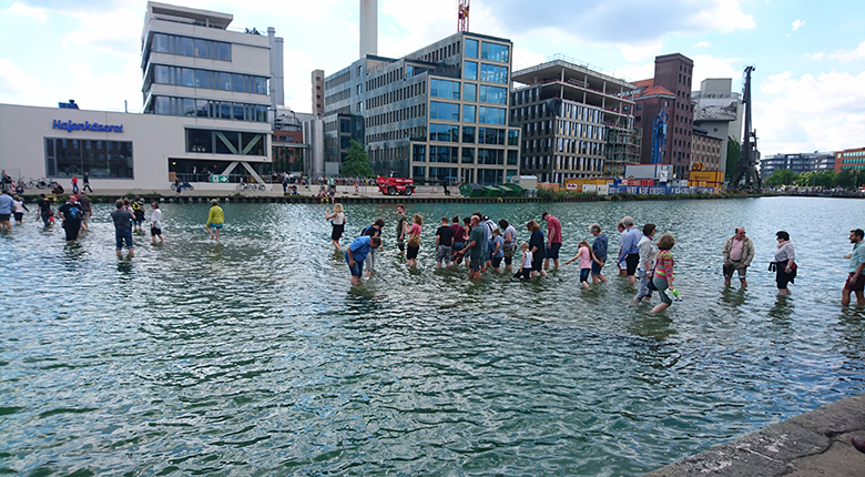 Skulpturen-Projekt 2017 „Wasserläufer“ am bzw. im Hafenbecken