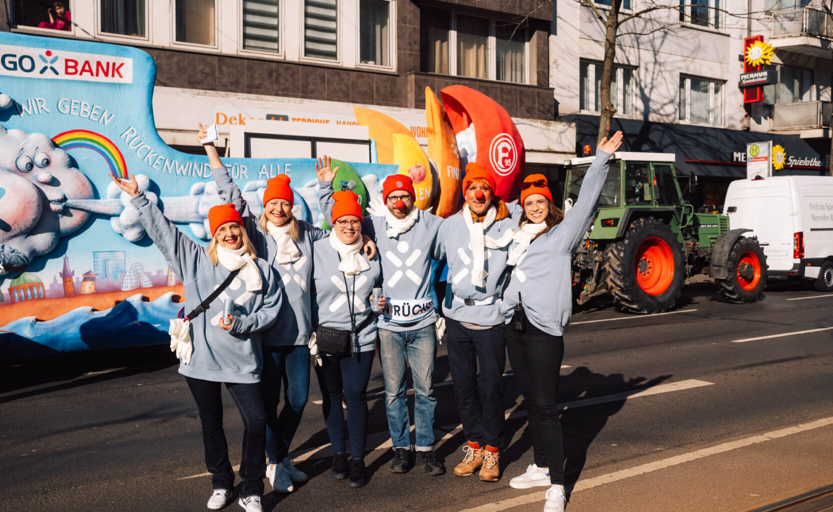 DAs Orga.Team der TARGOBANK vor dem Rosenmontagswagen