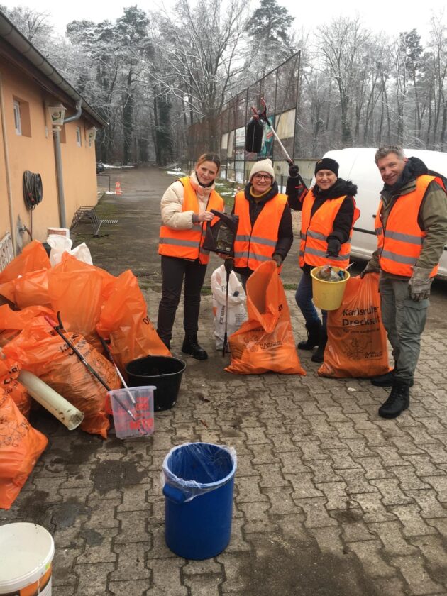 Filiale Pfortzheim mit Müllsäcken im Zuge der Müllsammelaktion.